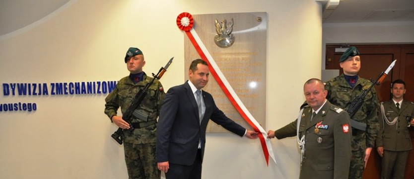 Tablica pamiątkowa w 12 Szczecińskiej Dywizji Zmechanizowanej