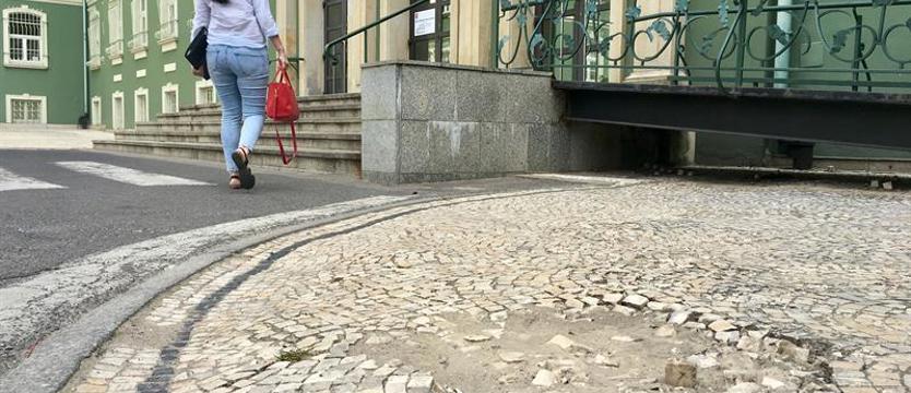 Po dziurach do urzędu