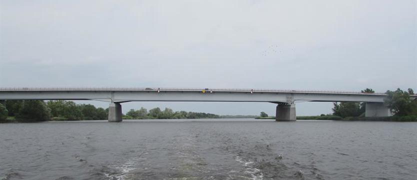 Wraki samochodów na dnie Odry Wschodniej