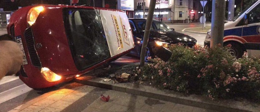 Auto na boku po zderzeniu na pl. Kościuszki