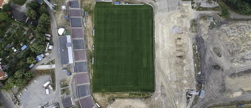 Piłka nożna. Budowa stadionu z lotu ptaka