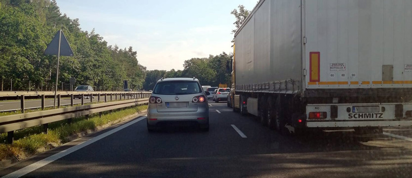 Potężny korek na A6 po zderzeniu dwóch aut