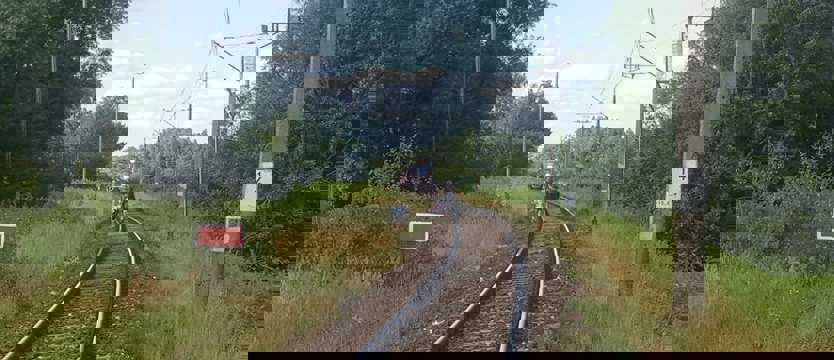 Nie żyje mężczyzna, który w Szczecinku wtargnął pod pociąg, ruch kolejowy wstrzymany