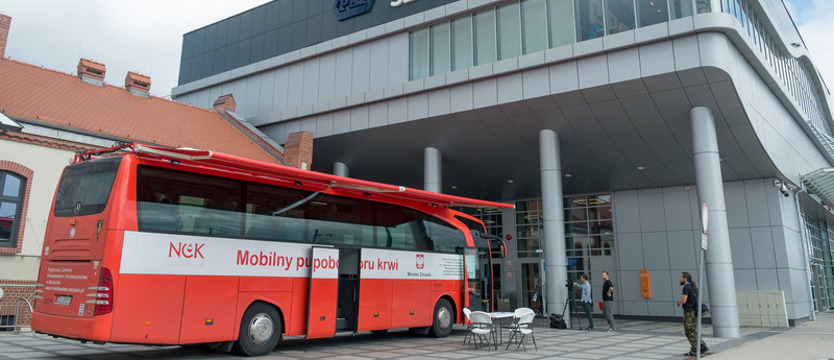 Kolej na Ciebie – uratuj życie! Krwiobus przed dworcem
