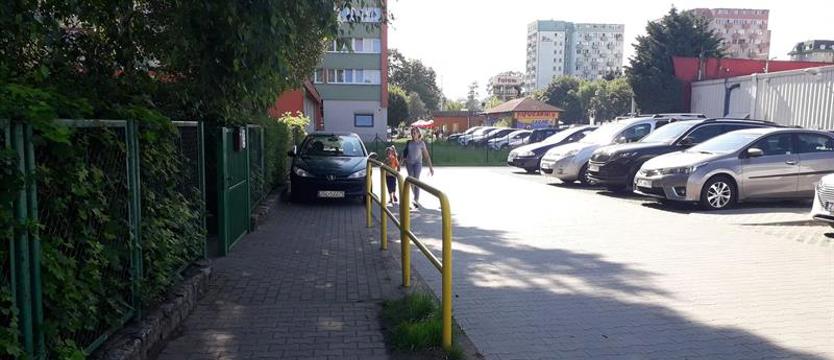 Przedszkole i parking, czyli młotek i las
