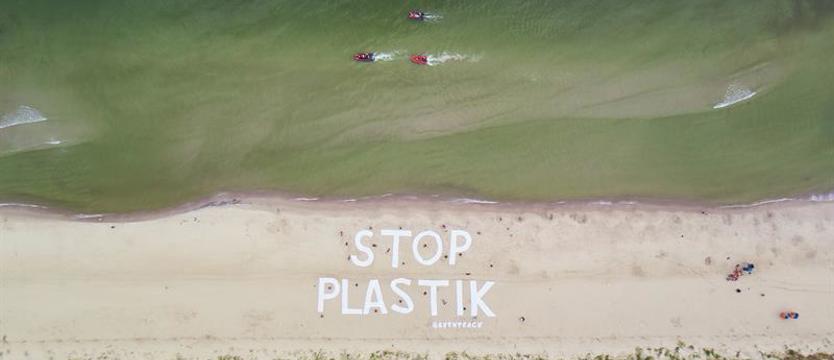 Greenpeace ułożył na plaży ogromny napis: „Stop plastik”