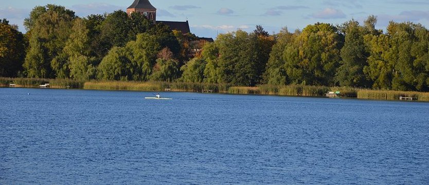 Niebezpieczna substancja w jeziorze Klukom. Kąpielisko w Choszcznie częściowo otwarte