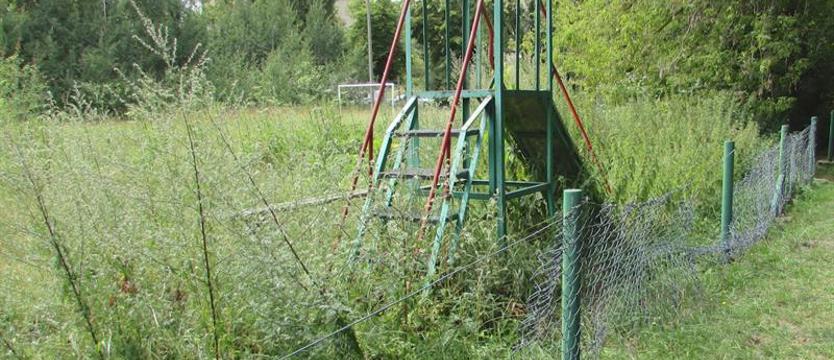 Zapuszczony plac zabaw. Cień Światowida