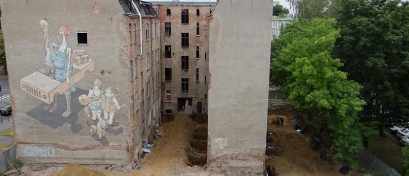 Kamienica przy ul. Malczewskiego jak kanapka