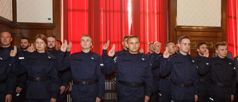 Nowi policjanci i nowe radiowozy