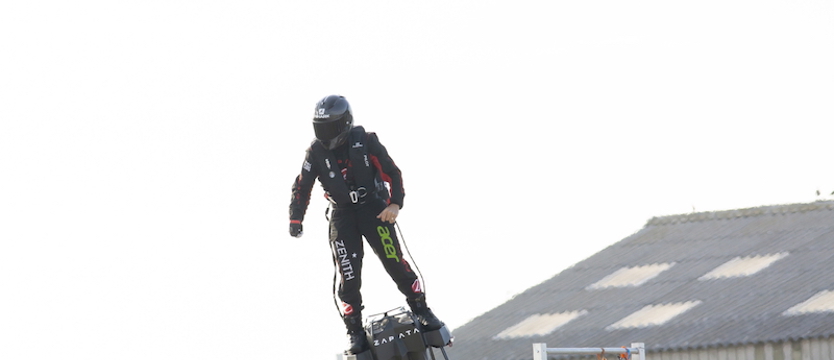Franky Zapata przeleciał nad La Manche na flyboardzie