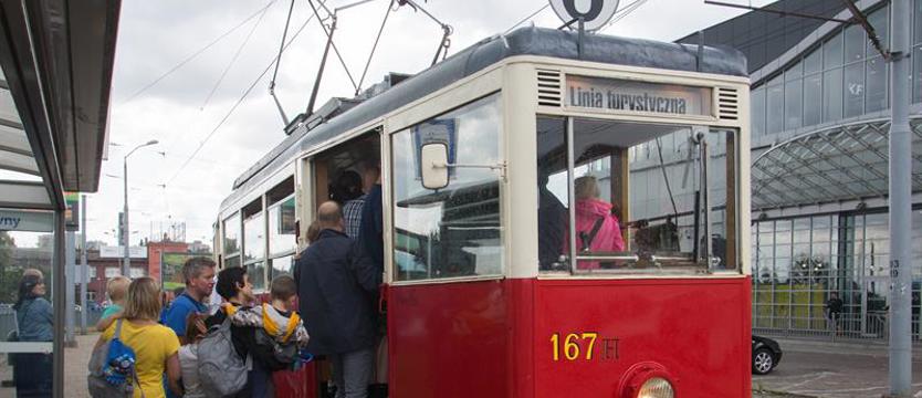 Historyczny tramwaj ulicami miasta
