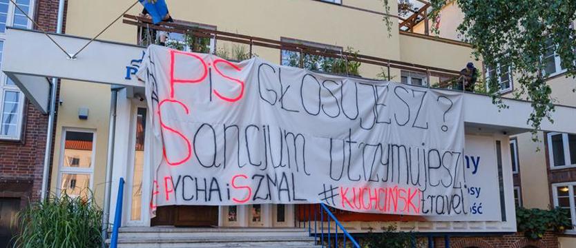 Wielki baner na siedzibie szczecińskiego PiS