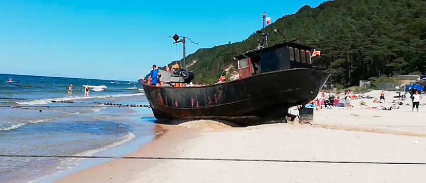 Tak wypływa kuter – stojący na plaży – w morze