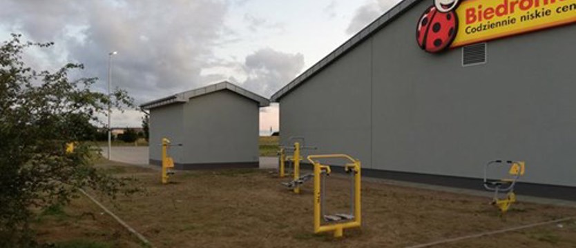 Niedokończona siłownia na zapleczu „Biedronki”