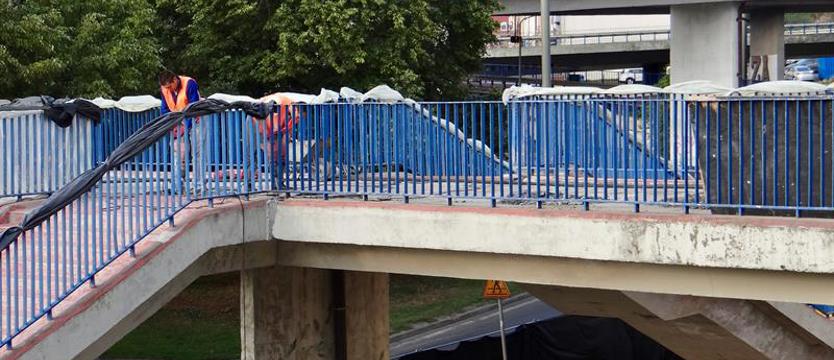 Kładka przy trasie w remoncie