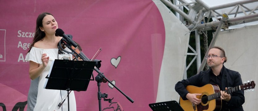Jazz, niedziela i róże