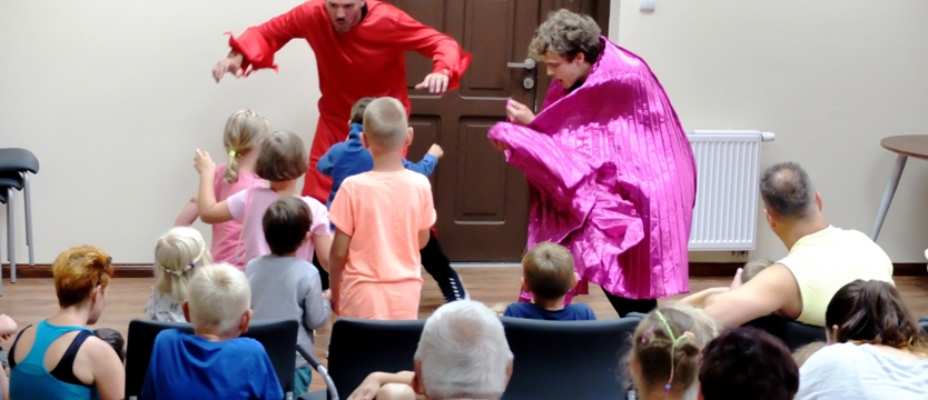 Aktorzy zapraszają dzieci na dworzec
