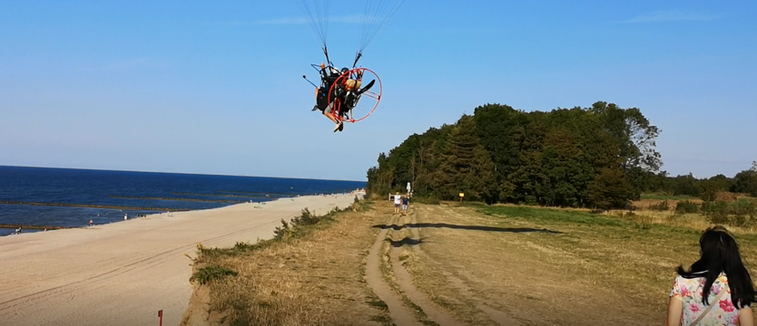Motolotniarze nadal skaczą z klifu