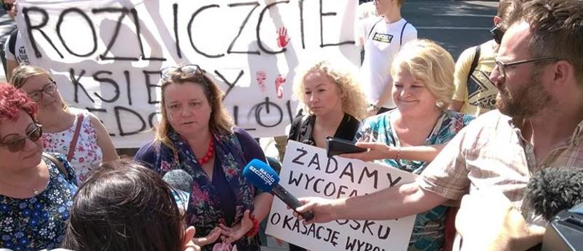 „Buciki pamięci”. Starcie pod kościołem