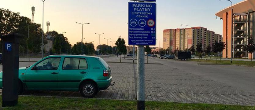 Parking przy Netto Arenie. Operator chce opłat, rada osiedla mówi „NIE”