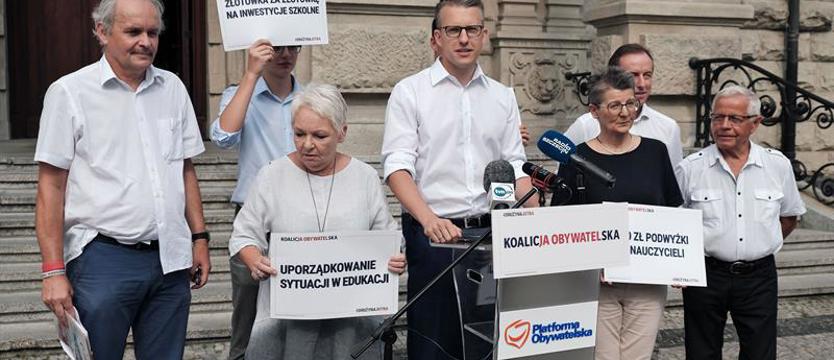 PO: „W polskiej oświacie zgasło światło”
