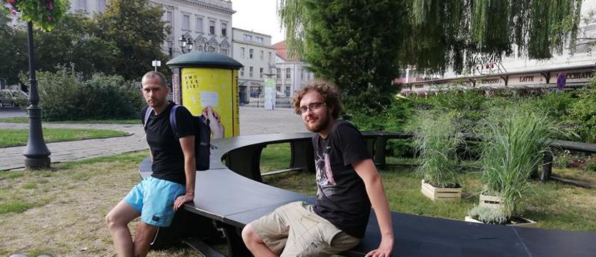 Widzimy się na placu. Czyli czekając na pchli targ i śniadanie sąsiedzkie.