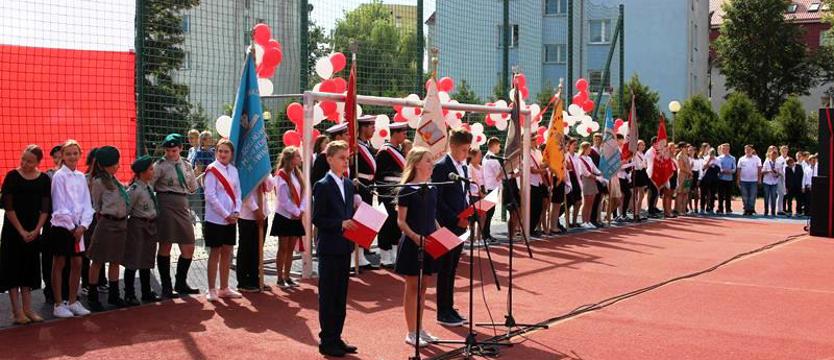 Wojewódzka inauguracja roku szkolnego. Był pochód, gołębie i armata