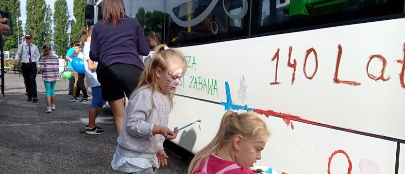 Malują autobusy w zajezdni. Tak się bawią