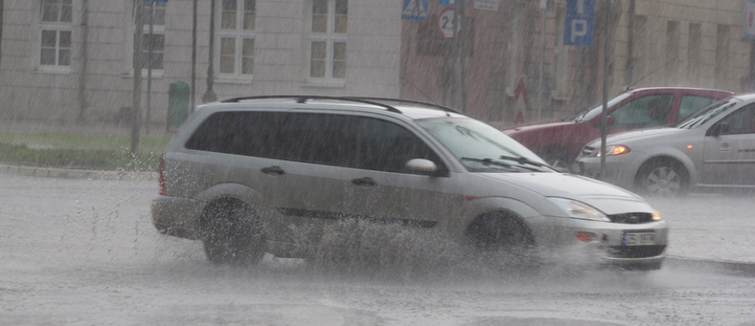 Silny deszcz z burzami. Ostrzeżenie meteorologiczne