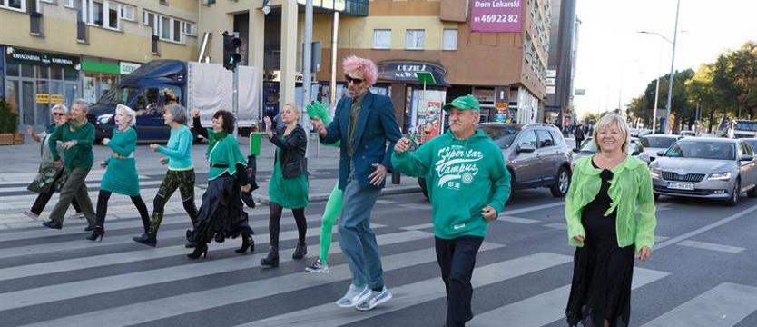Ależ energia! Seniorzy zatańczyli w al. Niepodległości