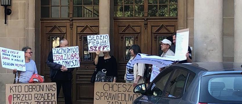 Protest przed prokuraturą. „Sędzio Piebiak, kim jest szef?"