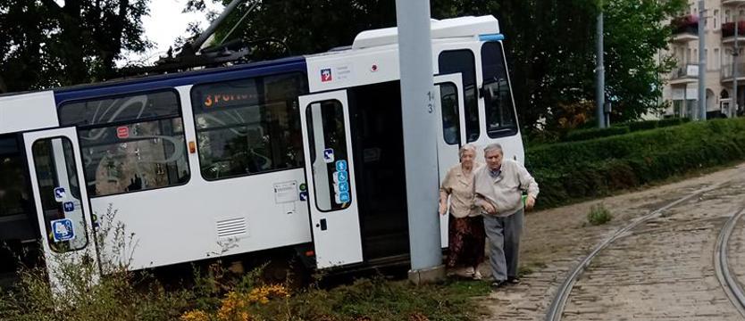 Wysadził pasażerów na środku ronda i odjechał. Nieodpowiedzialne zachowanie motorniczego
