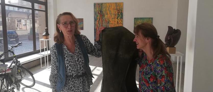 Obrazy wśród rzeźb. Niebanalna wystawa w Galerii Kierat