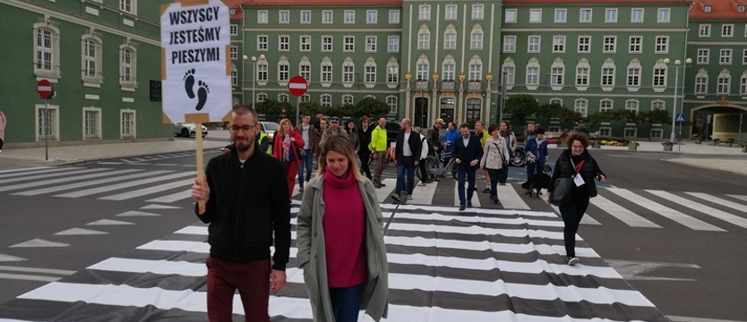 Piesi w marszu na magistrat