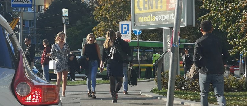 Autobus F potrącił dwie osoby na placu Rodła