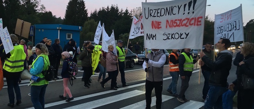 W Pilchowie zablokowali drogę. W obronie szkoły