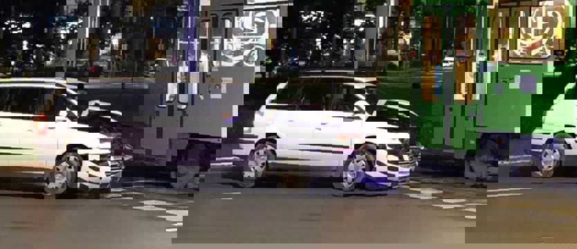Osobowy z tramwajem. Kolizja na Szarych Szeregów