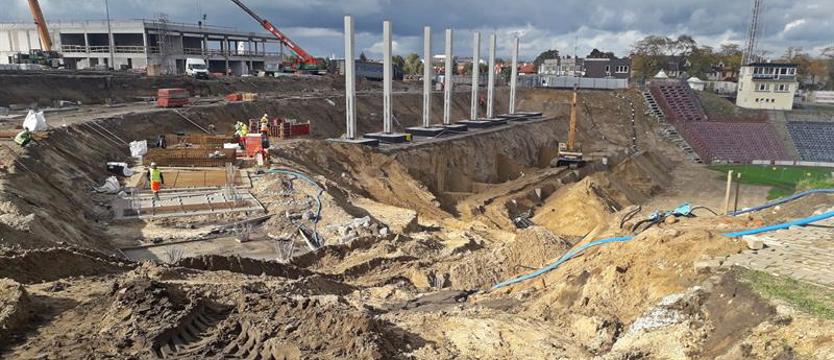 Piłka nożna. Montaż elementów prefabrykowanych