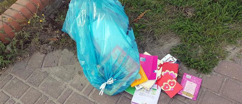 Rozważania nad rozerwanym workiem z makulaturą. Kto ma posprzątać?