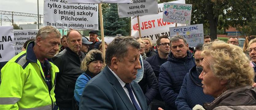 Mieszkańców Pilchowa boje o szkołę. Po blokadzie pikieta przed urzędem gminy