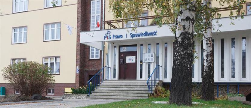 Siedziba PiS obrzucona jajkami