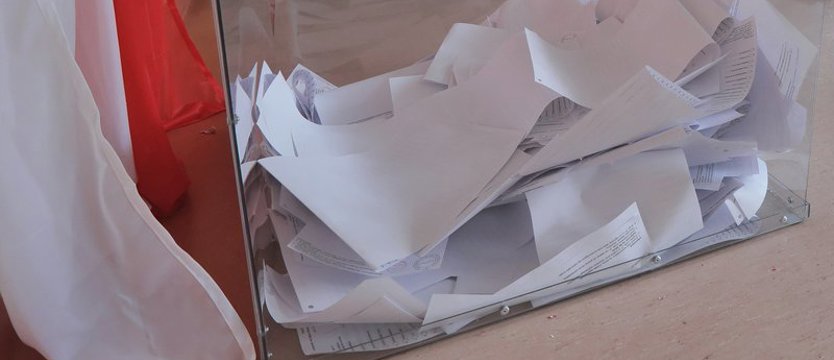 Dane PKW z 99,49% komisji: PiS 43,76%, KO 27,24%, SLD 12,52%, PSL 8,58%, Konfederacja 6,79%
