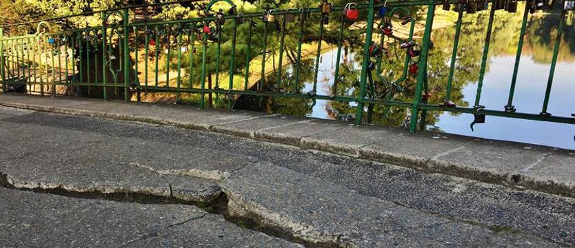 Mostek (miłości) do renowacji. Jest wykonawca