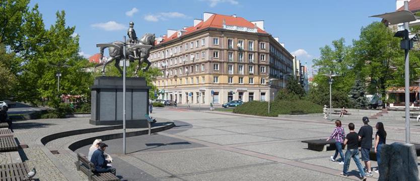 Piłsudski na placu Lotników? „Pies wojny” do muzeum
