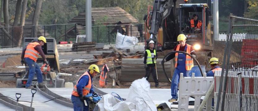 Wiadukt z płytą, sadzą krzewy i drzewa