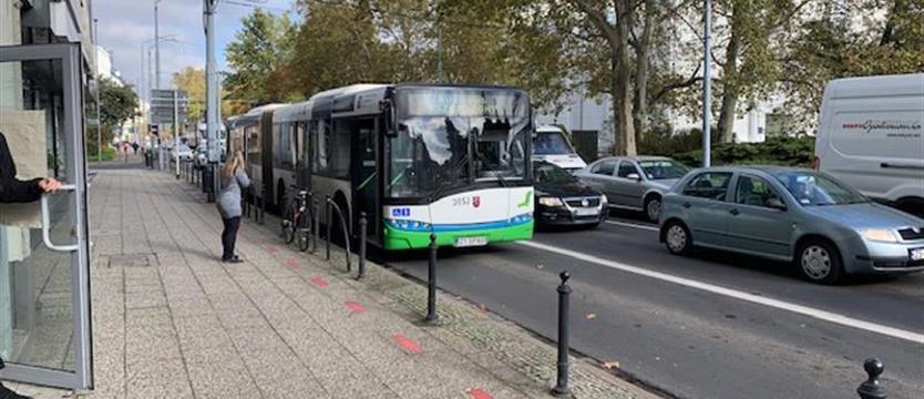 Uszkodzony autobus blokuje jeden pas jezdni. Tworzą się korki