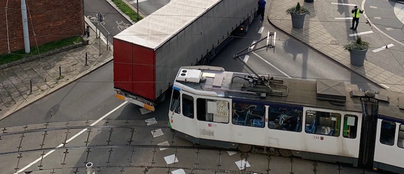 Awaria ciężarówki przy pl. Hołdu Pruskiego. Korki w centrum