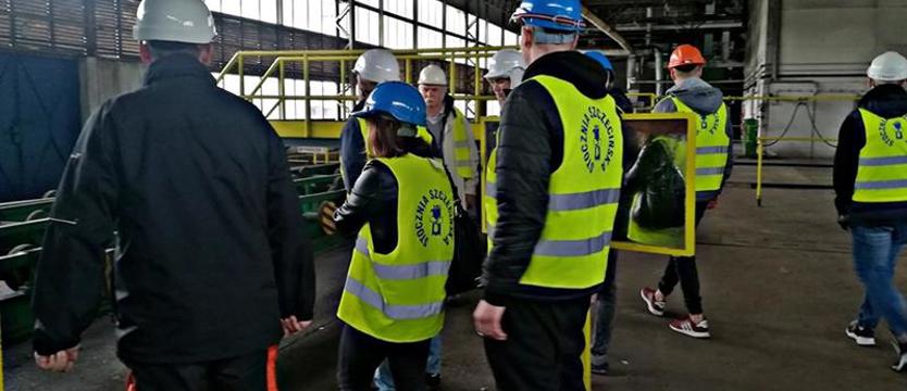 Uczniowie w stoczni