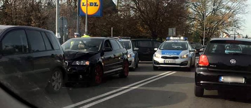 Zderzenie samochodów na Weleckiej w Mierzynie